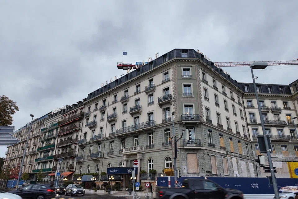 Kota Geneva dipenuhi dereten hotel-hotel lima bintang dan butik-butik jam tangan mewah.