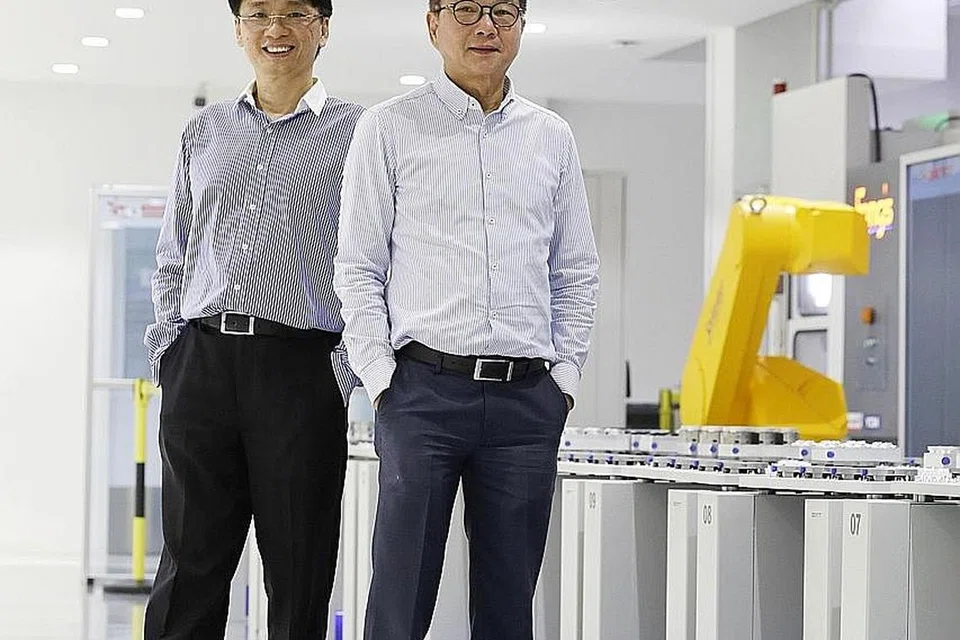 KILANG 'BIJAK': Fong's Engineering and Manufacturing merupakan antara SME pertama di Singapura yang mempunyai barisan pengeluaran automatik. (Dari kiri) Pengurus Projek (Teknologi dan Transformasi) syarikat, Encik Joseph Wong dan CEO Encik Jeremy Fong. - Foto BM oleh AZMI ATHNI