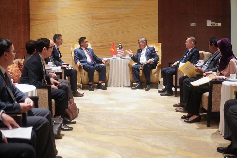 PERBINCANGAN BERSAMA: Menteri Pertanian dan Keterjaminan Makanan Malaysia, Datuk Seri Mohamad Sabu (depan kanan) bersama Ketua Setiausaha Asean, Dr Kao Kim Hourn (depan kiri) dan delegasi mengadakan perbincangan sempena Mesyuarat Menteri-Menteri Asean Mengenai Pertanian dan Perhutanan (AMAF) Ke-45 di Kuala Lumpur.