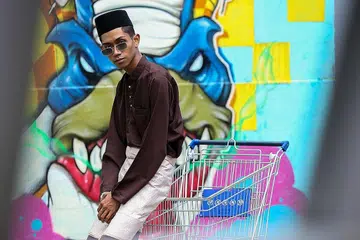 TANAM SEMANGAT POSITIF: YK yang menghasilkan lagu 'Mata Merah' sebagai merakam pengalaman peribadi dan teman-teman berdepan dengan rakan toksik yang mudah iri hati dan menjatuhkan mengharapkan kejujuran dan keikhlasan dalam persahabatan. - Foto BH oleh YONG LI XUAN