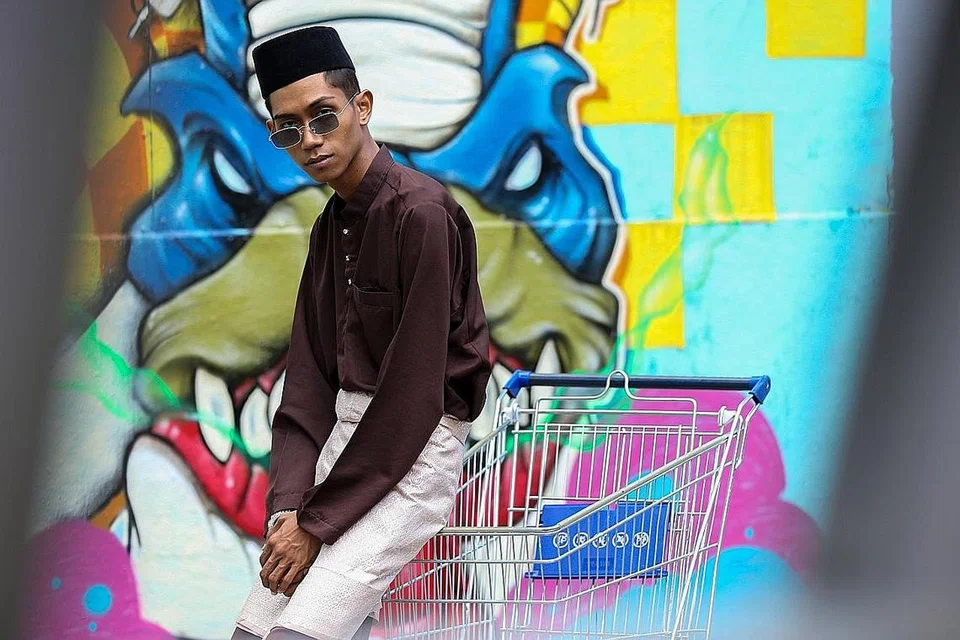 TANAM SEMANGAT POSITIF: YK yang menghasilkan lagu 'Mata Merah' sebagai merakam pengalaman peribadi dan teman-teman berdepan dengan rakan toksik yang mudah iri hati dan menjatuhkan mengharapkan kejujuran dan keikhlasan dalam persahabatan. - Foto BH oleh YONG LI XUAN