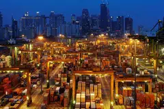 Operasi di sebuah pelabuhan PSA International. Penyelidikan ahli ekonomi Credit Suisse juga mendapati ekonomi kecil negara ini yang bergantung pada perdagangan sedang kehilangan bahagian pasaran dalam perdagangan barangan global, yang bermakna pertumbuhan eksport mungkin kekal lemah pada tahun-tahun akan datang. 