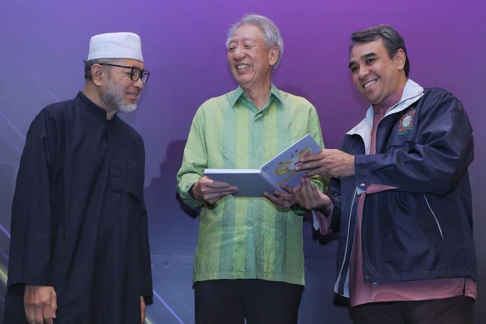 Menteri Kanan, Encik Teo Chee Hean (tengah); serta Pengerusi Bersama RRG, Ustaz Dr Mohamed Ali (kanan) dan Ustaz Mohamad Hasbi Hassan; sewaktu pelancaran buku panduan terbaru RRG bertajuk ‘Counselling and Mentoring Manual for Youth’.