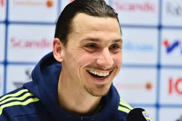Zlatan Ibrahimovic tersenyum dalam satu sidang media di Arena Friends di Stockholm, Sweden, pada Ahad 27 Mac 2016. 