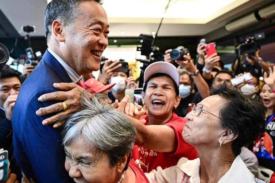 BERDEPAN CABARAN: Encik Srettha Thavisin memenangi undi di Parlimen untuk bergelar perdana menteri beberapa jam selepas pengasas Parti Pheu Thai, Encik Thaksin Shinawatra kembali ke Thailand.