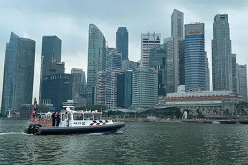 MENYOKONG GERAKAN KESELAMATAN: Bot ronda yang baru dijangka ditugaskan di perairan lebih dekat dengan pantai dan meronda perairan di sekelililng Bangunan Parlimen. - Foto THE STRAITS TIMES