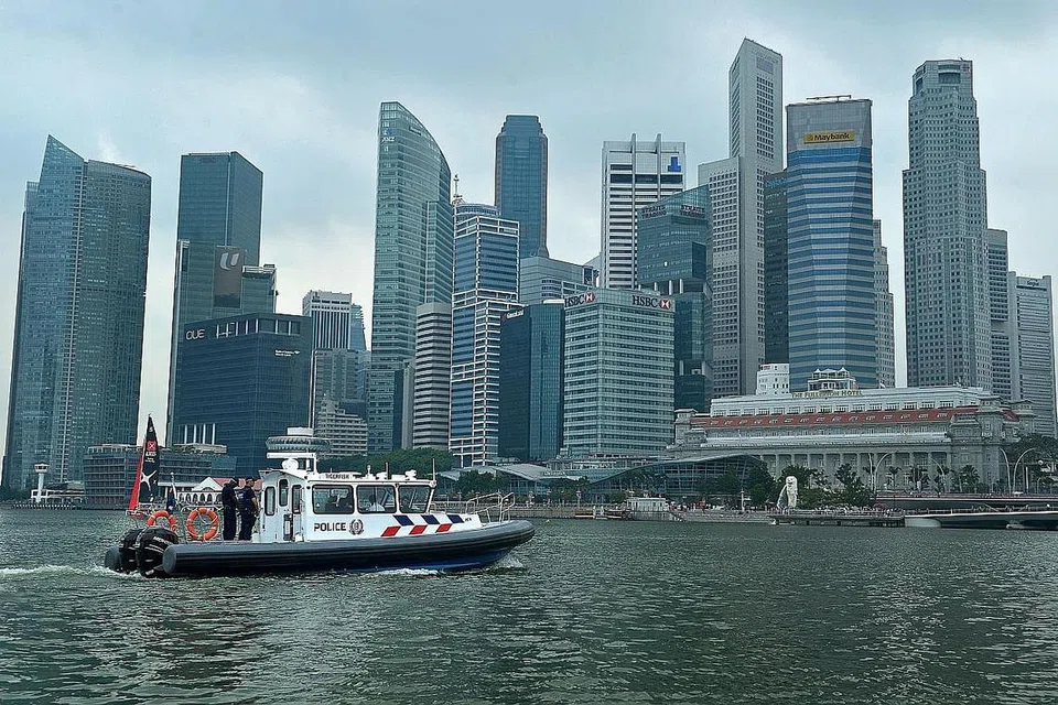 MENYOKONG GERAKAN KESELAMATAN: Bot ronda yang baru dijangka ditugaskan di perairan lebih dekat dengan pantai dan meronda perairan di sekelililng Bangunan Parlimen. - Foto THE STRAITS TIMES