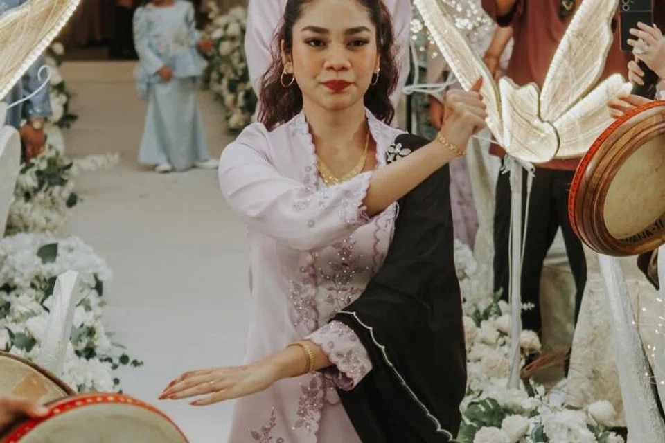 Encik Halim dan anak bongsunya, Cik Arinah Mas Ayu Shaik Abdul Halim, mempersembahkan silat bersama dalam segmen awal majlis tersebut.