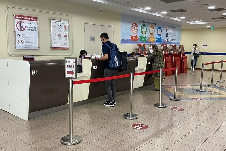 Orang ramai - kecuali bagi kes luar biasa - tidak akan dibenarkan melawat pesakit di wad hospital atau rumah jagaan sehingga 3 April 2022. - Foto fail