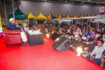 PELBAGAI PROGRAM PENTAS: Beberapa acara ceramah dan persembahan turut diadakan untuk para pengunjung, melibatkan penceramah serta artis tempatan dan antarabangsa. - Foto-foto JAMIYAH SINGAPURA
