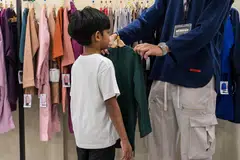 Sukarelawan belia yang membantu 50 kanak-kanak kurang berkemampuan membeli baju raya juga berasal dari rumah sewa. 