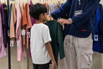 Sukarelawan belia yang membantu 50 kanak-kanak kurang berkemampuan membeli baju raya juga berasal dari rumah sewa. 