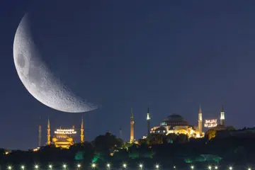 Malam nan indah di Hagia Sophia dan Masjid Biru dengan bulan sabit di Turkey. 