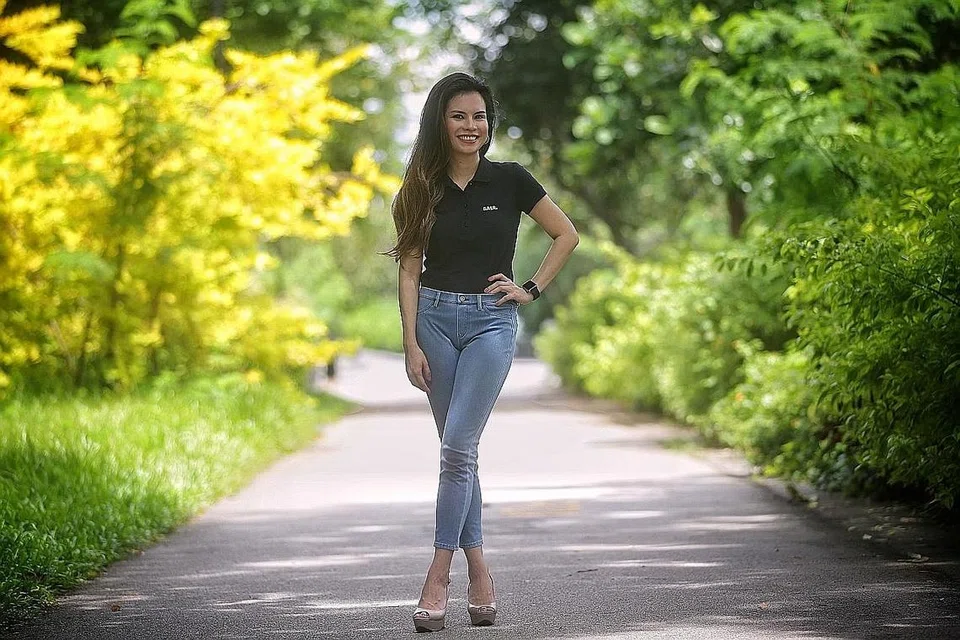 MEMECAHKAN STEREOTAIP: Minat Ashikin Hashim kepada bola sepak hingga menjadi ejen pemain yang diiktiraf Fifa menghapuskan stereotaip bahawa kaum wanita tidak mempunyai pengetahuan mendalam dalam sukan yang dikuasai kaum lelaki. - Foto BM oleh KEVIN LIM 