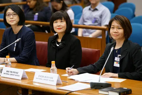 CELIK MAKLUMAT: Pengarah NLB, Cik Wai Yin Pryke (tengah), yang tampil dengan dua pegawai NLB lain, berkata pihaknya sedang mempertingkat usaha bagi memupuk kemahiran pemikiran kritikal dalam masyarakat dalam usaha menentang berita palsu. - Foto MCI