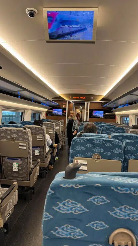 Suasana kelas ekonomi premium di dalam kereta api laju, Whoosh.