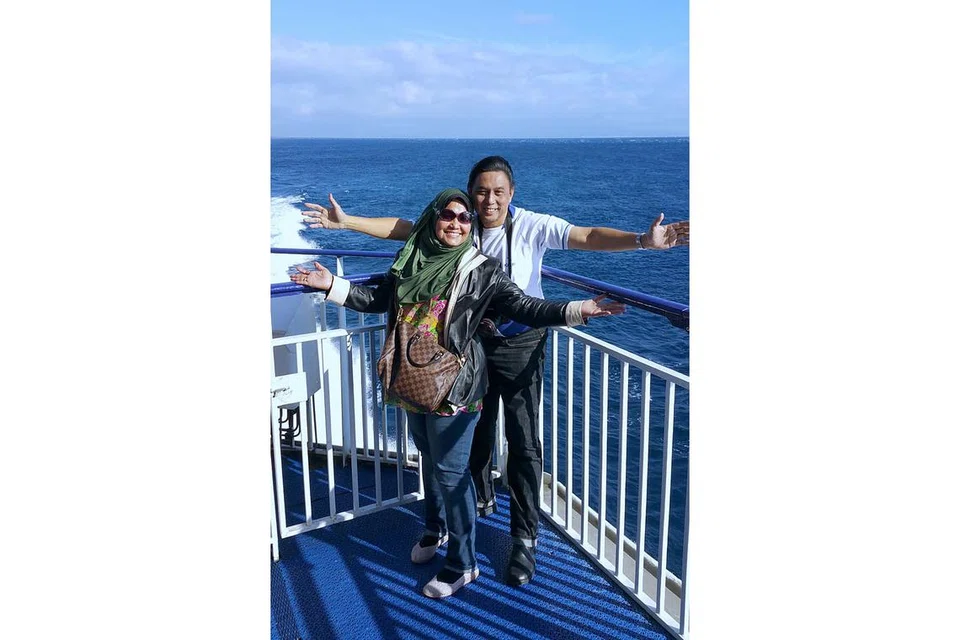 RAKAM KENANGAN DI SELAT GIBRALTAR: Penulis bersama isteri, Hamimah Lazim, bergambar di atas feri menyeberangi Selat Gibraltar. - Foto-foto ihsan ENCIK SAHARI SARIMAN 