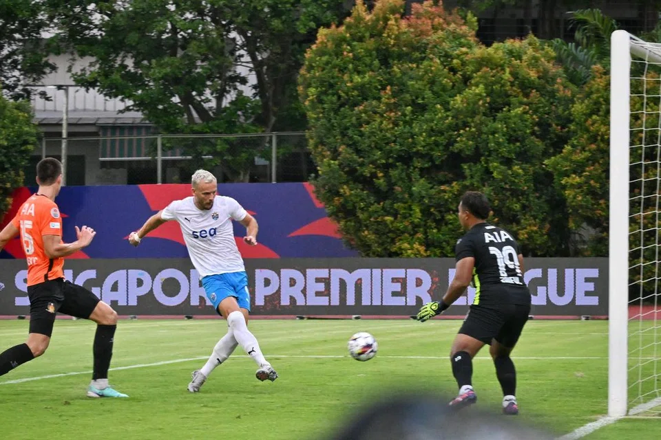 Penyerang Jerman, Lennart Thy (tengah), merupakan penjaring gol terbanyak Lion City Sailors dengan 28 gol musim lalu. Beliau akan menantikan peluang untuk menjaringkan lebih banyak gol dalam musim 25/26.
