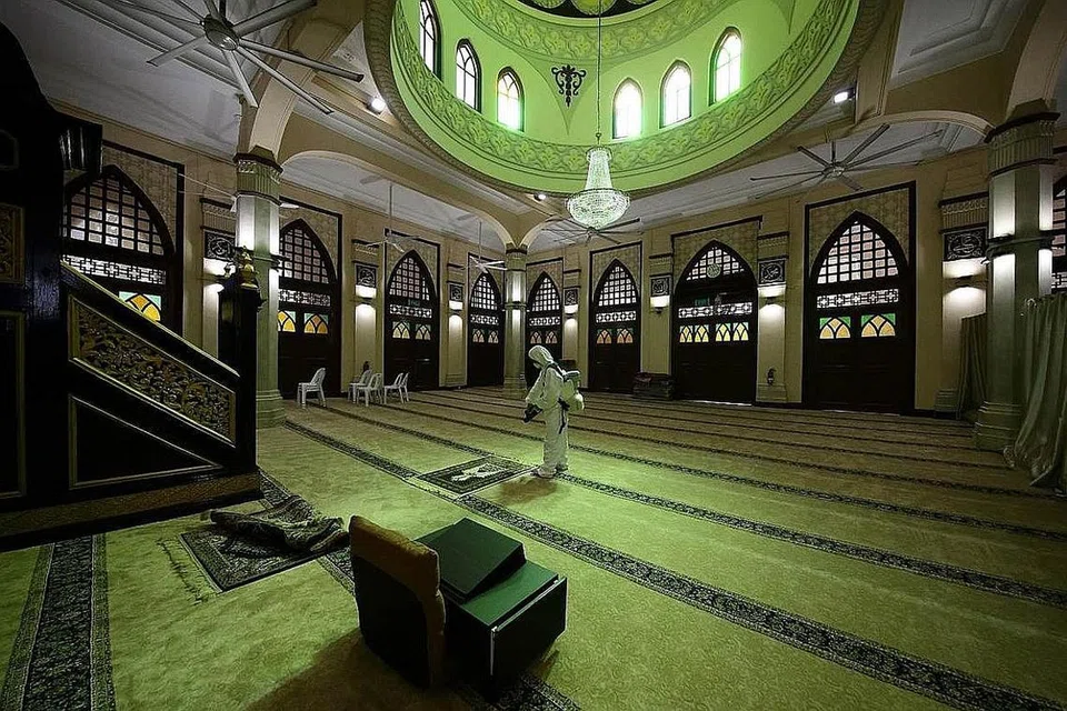 KERJA PEMBERSIHAN PROFESIONAL: Masjid Hajjah Fatimah turut menjalankan kerja pembersihan dan penyahjangkitan profesional sementara masjid itu dan 69 lagi masjid di Singapura ditutup untuk membendung penularan Covid-19. - Foto MUIS