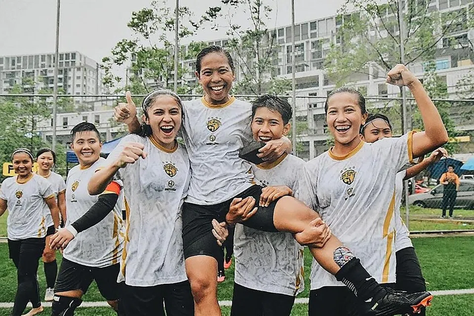 KAGUM: Ernie (tengah) diangkat oleh rakan sepasukan setelah dinobat Pemain Bintang dalam kemenangan liga 2-1 FC SWAT ke atas SA United pada 12 Februari. - Foto FCSWATWOMEN/INSTAGRAMJ N BOLASEPAK SELANGOR/FACEBOOK