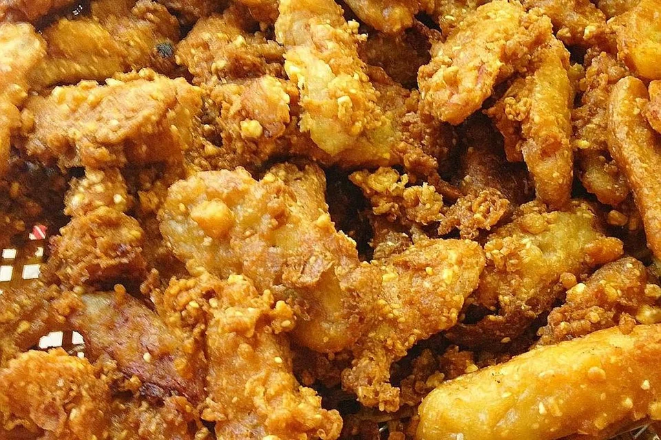 PERLU DIKURANGKAN: Kebanyakan makanan digoreng, termasuk pisang goreng, ikan goreng dan mi goreng, berkemungkinan besar mengandungi lemak trans dan penggunaan minyak berulang, yang boleh menjejas kesihatan. - Foto fail