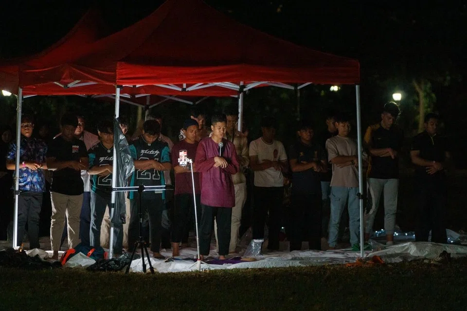 Solat maghrib diimamkan oleh Adyan Alhamidi Mohammed Raziff (berbaju merah), hafiz Al-Quran berusia 17 tahun yang juga imam sambilan di tujuh masjid.