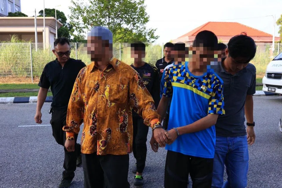Empat beranak yang dipercayai pengikut Global Ikhwan Service and Business Holdings (GISBH) yang cuba melupuskan bahan bacaan Al-Arqam dibawa ke Kompleks Mahkamah Kota Bharu, Kelantan, pada 25 September, untuk mendapatkan perintah tahanan reman. 