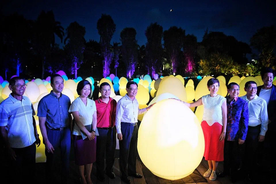 PENUTUP BICENTENNIAL: Timbalan Perdana Menteri, Encik Heng Swee Keat (lima dari kiri), menghadiri pelancaran pameran #futuretogether di Taman di Persisiran semalam. - Foto BH oleh MARK CHEONG