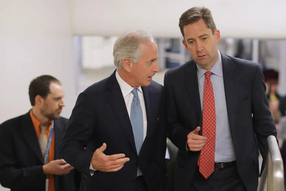 BINCANG DASAR: Wakil Republikan Senator Bob Corker (tengah) sedang menuju ke majlis makan tengah hari mesyuarat dasar mingguan senat tertutup Amerika Syarikat di Capitol Hill, Washington, semalam, yang turut disertai wakil daripada parti Demokrat. - Foto AFP