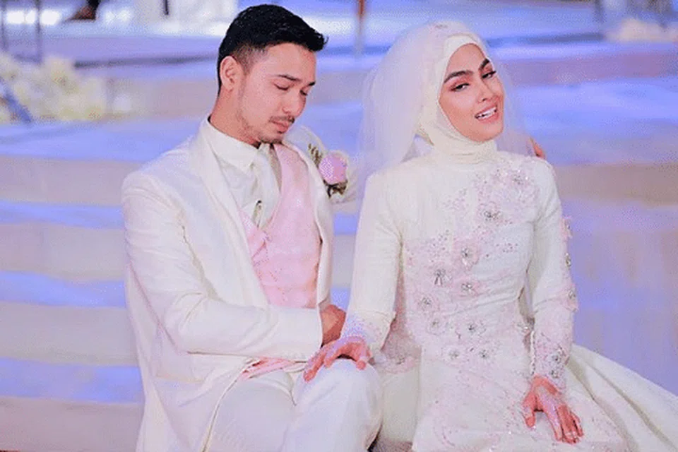 SAMA CANTIK, SAMA PADAN: Elfira Loy dan suami, Muhammad Faris Khairol Anuar, semasa majlis persandingan mereka di Pusat Konvensyen Antarabangsa Putrajaya (PICC) pada 5 Januari 2018.