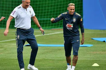 KONGSI DETIK LUCU: Jurulatih Brazil, Tite (kiri), sempat berseloroh dengan bintang penyerang pasukan, Neymar, dalam persiapan menghadapi Costa Rica hari ini. - Foto AFP