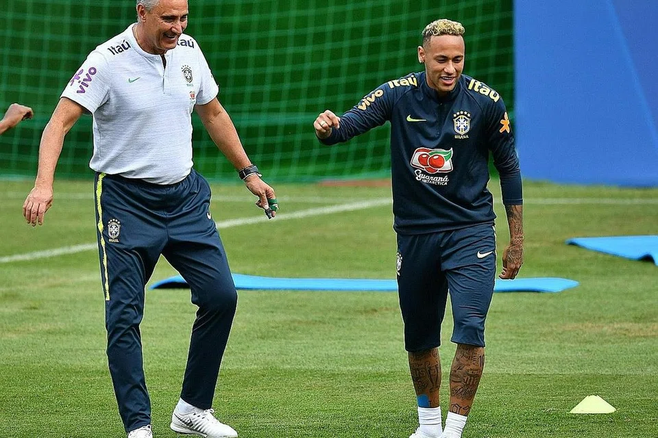 KONGSI DETIK LUCU: Jurulatih Brazil, Tite (kiri), sempat berseloroh dengan bintang penyerang pasukan, Neymar, dalam persiapan menghadapi Costa Rica hari ini. - Foto AFP