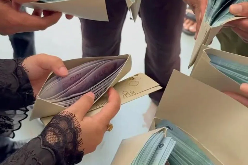 Pempengaruh media sosial dan usahawan yang popular di Malaysia dan Singapura, Encik Khairul Aming, berkongsi rezeki dengan kakitangan dengan menyampaikan bonus Raya, selain tajaan kelengkapan Aidilfitri seperti pakaian, keperluan dapur dan makanan.