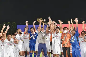 JUARA MUSIM LALU: Albirex Niigata merayakan kemenangan 1-0 menentang Hougang United FCdan sekali gus menjadi juara Liga Perdana Singapura 2020. - Foto fail