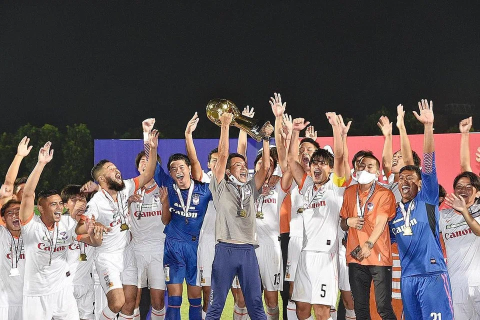 JUARA MUSIM LALU: Albirex Niigata merayakan kemenangan 1-0 menentang Hougang United FCdan sekali gus menjadi juara Liga Perdana Singapura 2020. - Foto fail