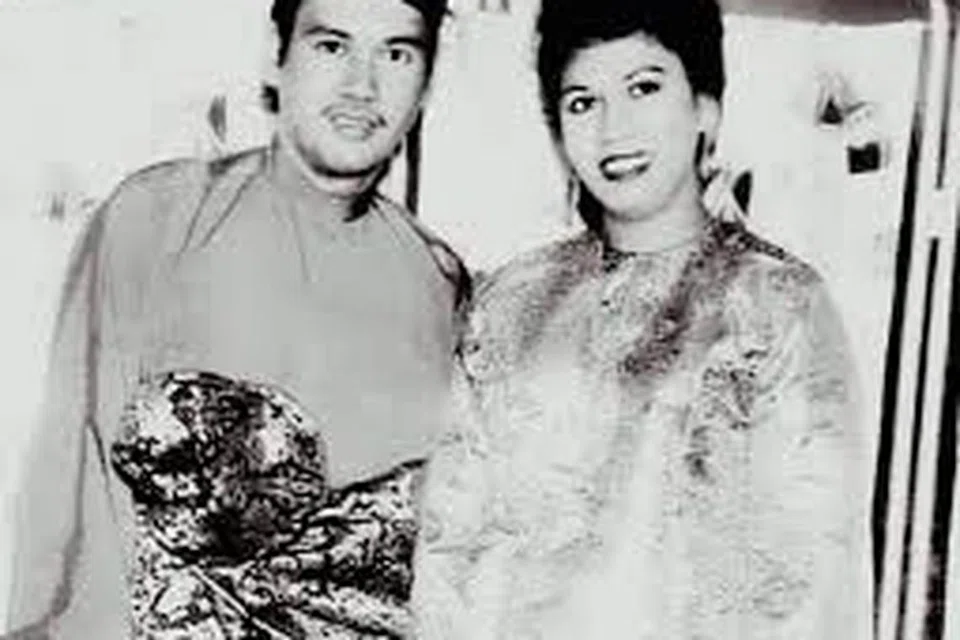 Seniman Aziz Jaafar dan seniwati Normadiah adalah pasangan ideal yang telah mengasuh anak-anak mereka, Azlina Aziz dan Liza Aziz, menjadi anak seni bermutu tinggi.