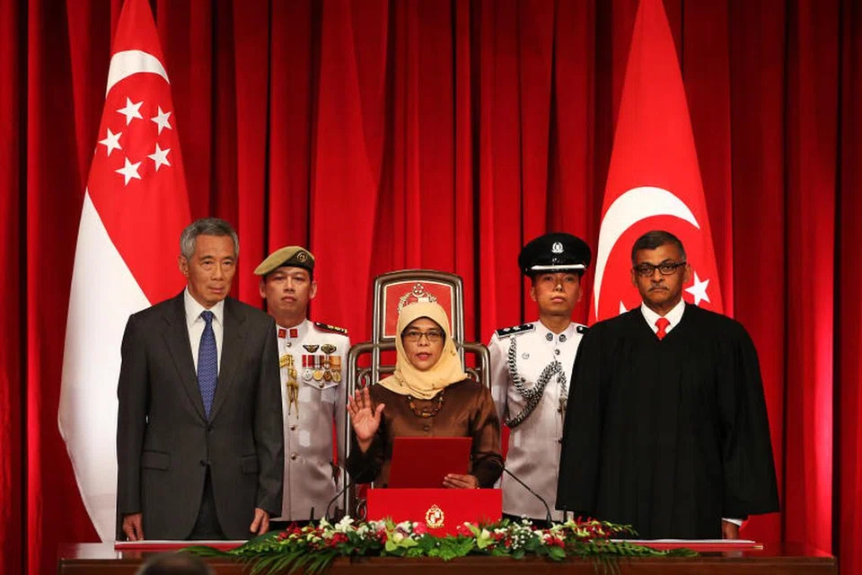Puan Halimah Yacob (tengah) mengangkat sumpah sebagai Presiden kelapan Singapura di Istana pada 14 September 2017, diapit Perdana Menteri, Encik Lee Hsien Loong (kiri) dan Hakim Negara Sundaresh Menon (kanan). Encik Lee telah membuat beberapa keputusan kontroversial sepanjang perkhidmatannya sebagai perdana menteri, termasuk mengumumkan Pilihan Raya Presiden yang diperuntuk untuk calon minoriti.