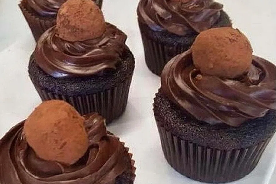 SEMANIS CEK CAWAN: Pelbagai acara akan diadakan di Pameran SkillsFuture di Wisma Geylang Serai esok termasuk tunjuk cara membuat Kek Cawan Coklat oleh Cef Zan daripada akademi membuat kuih, Zan's Treats. Cef Zan juga akan berkongsi tentang kursus SkillsFuture yang ditawarkan akademinya. - Foto-foto WGS