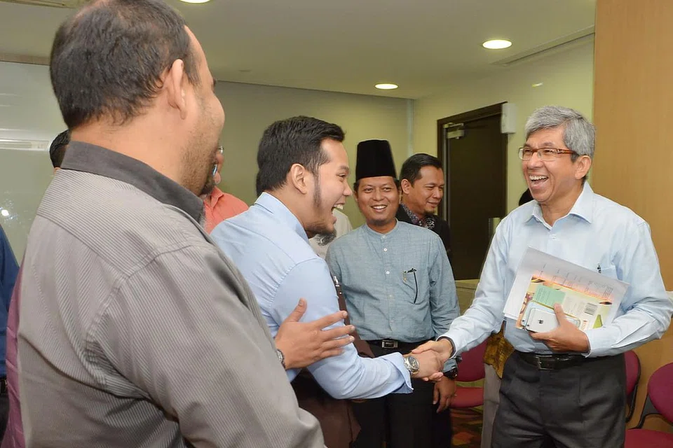 BERTEMU ASATIZAH: Dr Yaacob (kanan) bersama asatizah bagi berbincang dan mengetengahkan isu dan cabaran masyarakat Melayu/Islam kini dalam satu sesi dialog anjuran Akademi Muis semalam. - Foto TUKIMAN WARJI