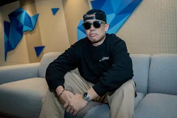 Joe Flizzow bermula sebagai wartawan muda bagi New Straits Times (NST) pada usia 16 tahun, dengan tumpuannya lebih pada liputan budaya muzik ‘underground’.