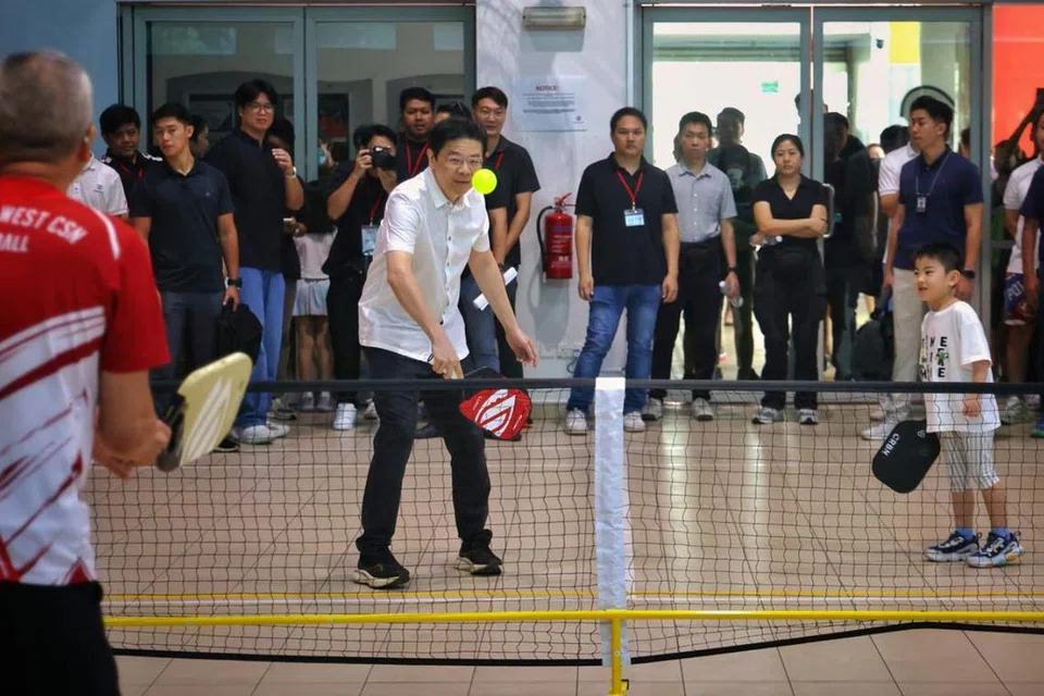 Encik Lawrence Wong menyertai penduduk dalam permainan ‘pickleball’ di Kelab Masyarakat Anchorvale.
