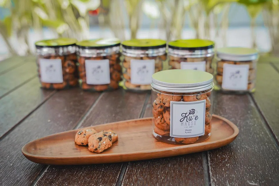 Tradisi membuat kuih-muih sendiri sudah menjadi rutin buat penyanyi Suryana Norddin. 