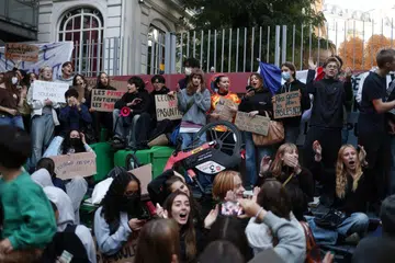 Pelajar sekolah menengah berhimpun di luar Lycee Charles Peguy di Paris pada 6 Oktober 2026, sempena bantahan dan sekatan di seluruh Perancis bagi menuntut keadaan pembelajaran lebih baik. Pelajar membantah bilik darjah sesak, kekurangan guru dan bangunan sekolah yang uzur, yang didakwa berpunca daripada kekurangan pelaburan selama bertahun-tahun.