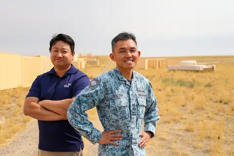 Ketua bagi Inovasi Sistem Pesawat Udara Tanpa Pemandu (UAS) Agensi Sains dan Teknologi Pertahanan (DSTA), Encik Jeremy Wong (kiri), dan Pegawai Pemerintah, Unit Operasi Penyepaduan dan Pengerahan Pantas Dron (Droid), Angkatan Udara Republik Singapura (RSAF), Leftenan Kolonel Tay Cheng Chuan.