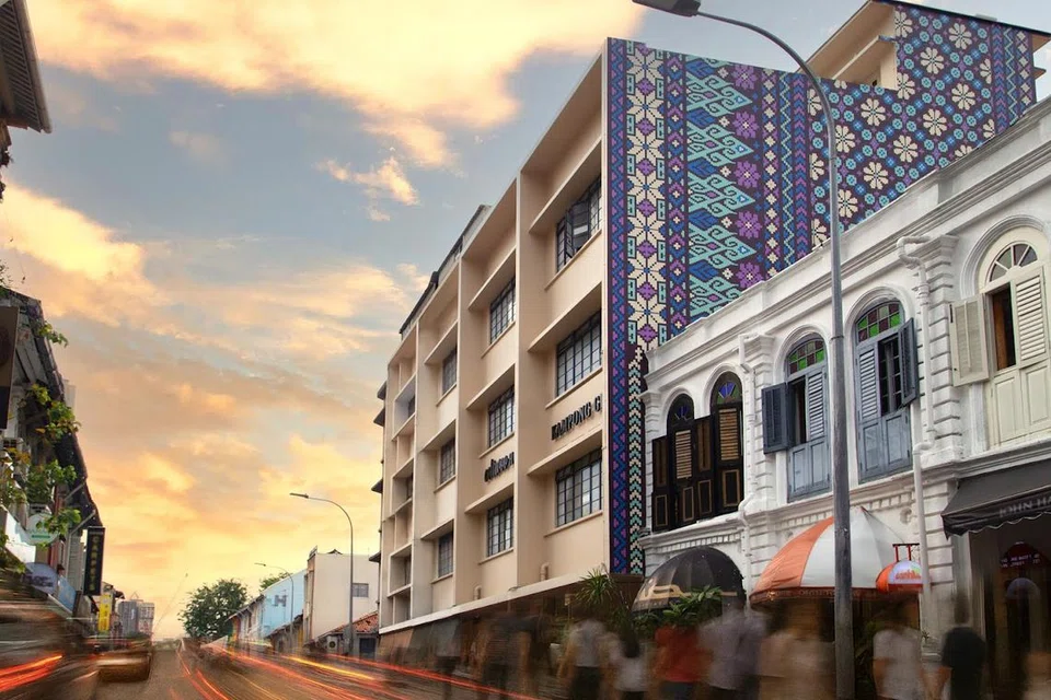 Bahagian luar bangunan, Coliwoo Hotel Kampong Glam, menampilkan reka bentuk geometri yang menarik pada muka bangunan diilhamkan daripada gubahan dan motif tekstil Melayu.