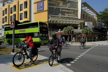 LEBIH TERHUBUNG: Kini terdapat 25 km laluan berbasikal di Tampines setelah laluan baru dilancar semalam. - Foto BM oleh THADDEUS ANG