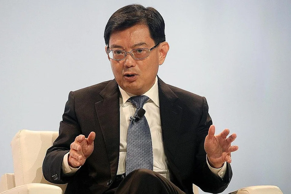 CARI HURAIAN: Encik Heng berkata amat penting bagi Amerika Syarikat dan China menghuraikan perbezaan dagangan mereka supaya ia tidak menjejas pertumbuhan di negara lain di dunia. - Foto EPA-EFE