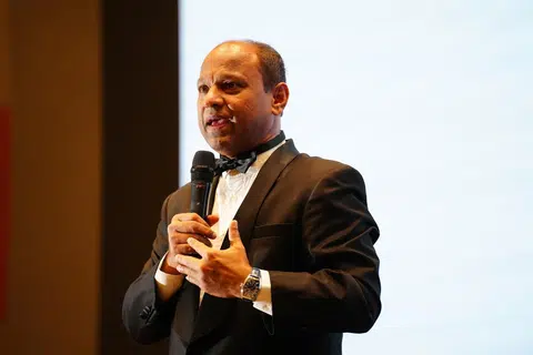 Ketua Pegawai Eksekutif (CEO) PropNex, Encik Ismail Gafoor, menyampaikan ucapan pada acara sambutan ulang tahun ke-100 ayahnya sempena Hari Bapa.