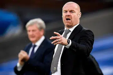 CATAT KEMENANGAN: Pengurus kelab bola sepak Burnley, Sean Dyche, menunjukkan reaksinya semasa perlawanan menentang Crystal Palace di London, Britain. Burnley menang 1-0 dalam perlawanan di Selhurst Park pada 29 Jun lalu, hasil jaringan Ben Mee pada minit ke-62. - Foto AFP