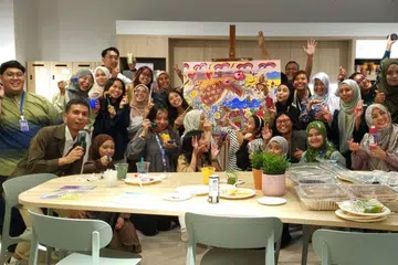 Kakitangan Berita Harian menyertai kegiatan melukis beramai-ramai pada Disember 2023. 